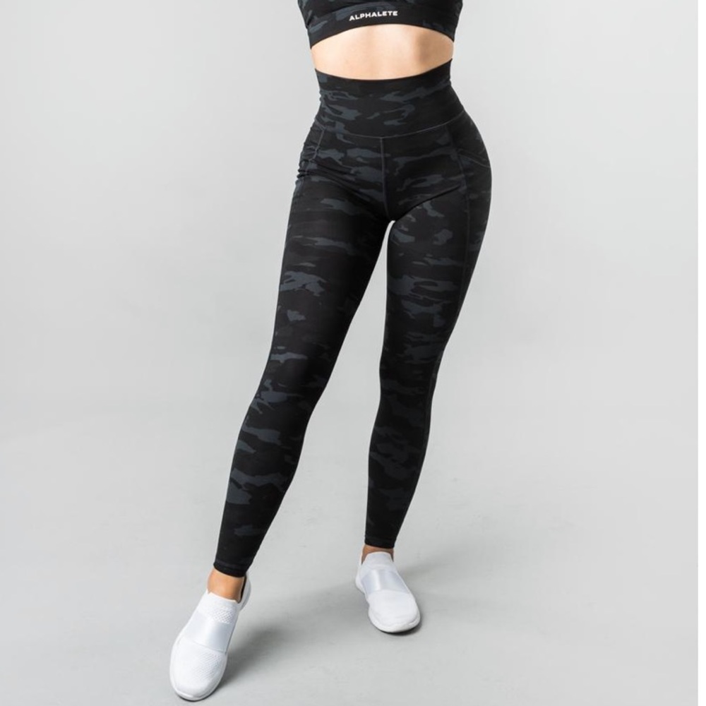 SOLD ❗️ Alphalete Surface Pocket Legging XS